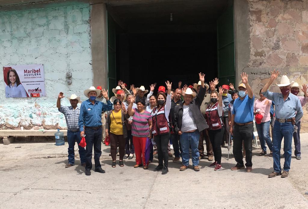 Maribel Aguilera en su recorrido por el municipio de Santa Clara, Durango. (Especial)