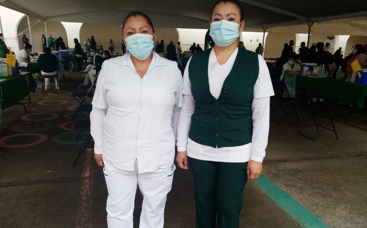 Miriam López Sánchez y Magdalena Vargas Ruíz fueron las encargadas de aplicar la vacuna. (Kenia Hernández)