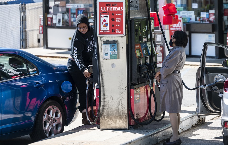 El pánico se apoderó de algunos conductores que hicieron largas filas para cargar combustible. (AFP)
