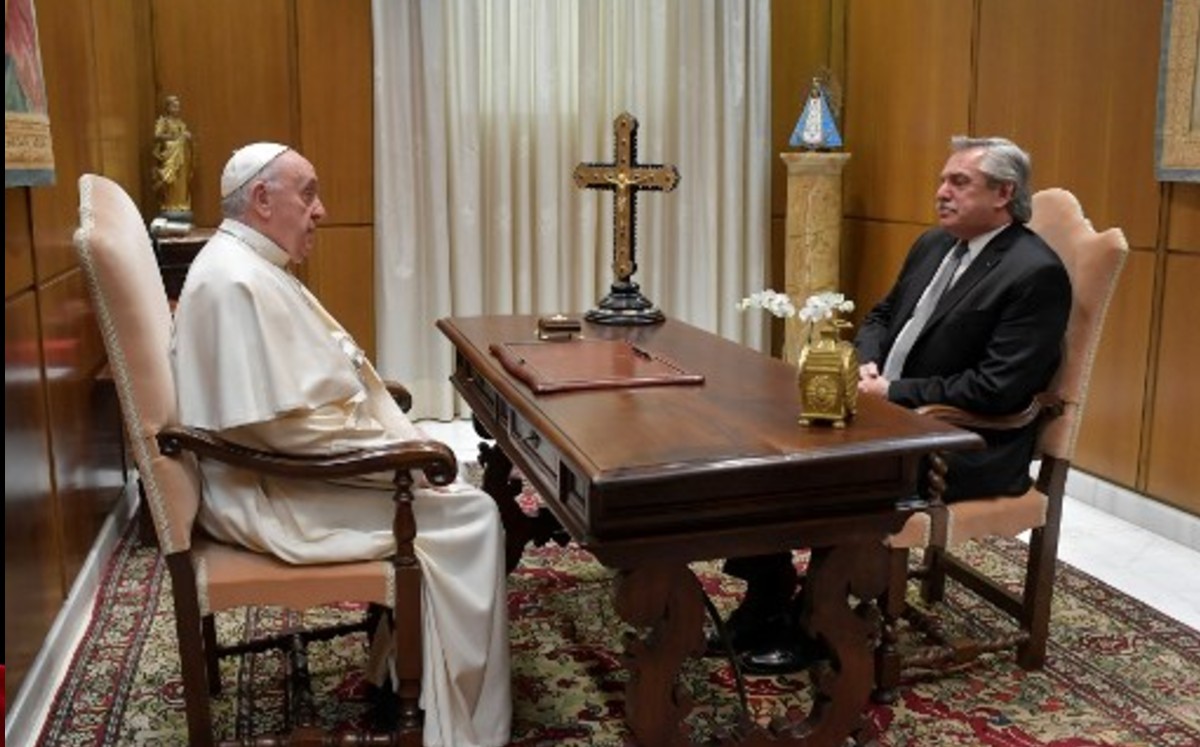 El papa recibió en el Vaticano al presidente argentino Alberto Fernández. (AFP)