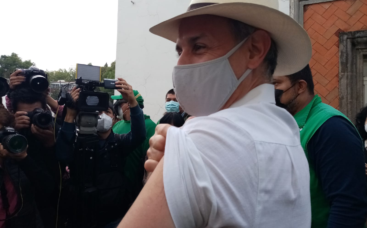 El subsecretario acudió a la colonia Roma para vacunarse contra el covid-119. (Kenia López)