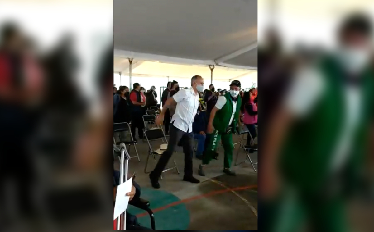 El subsecretario de Salud fue captado bailando previo a su vacunación. (Especial)
