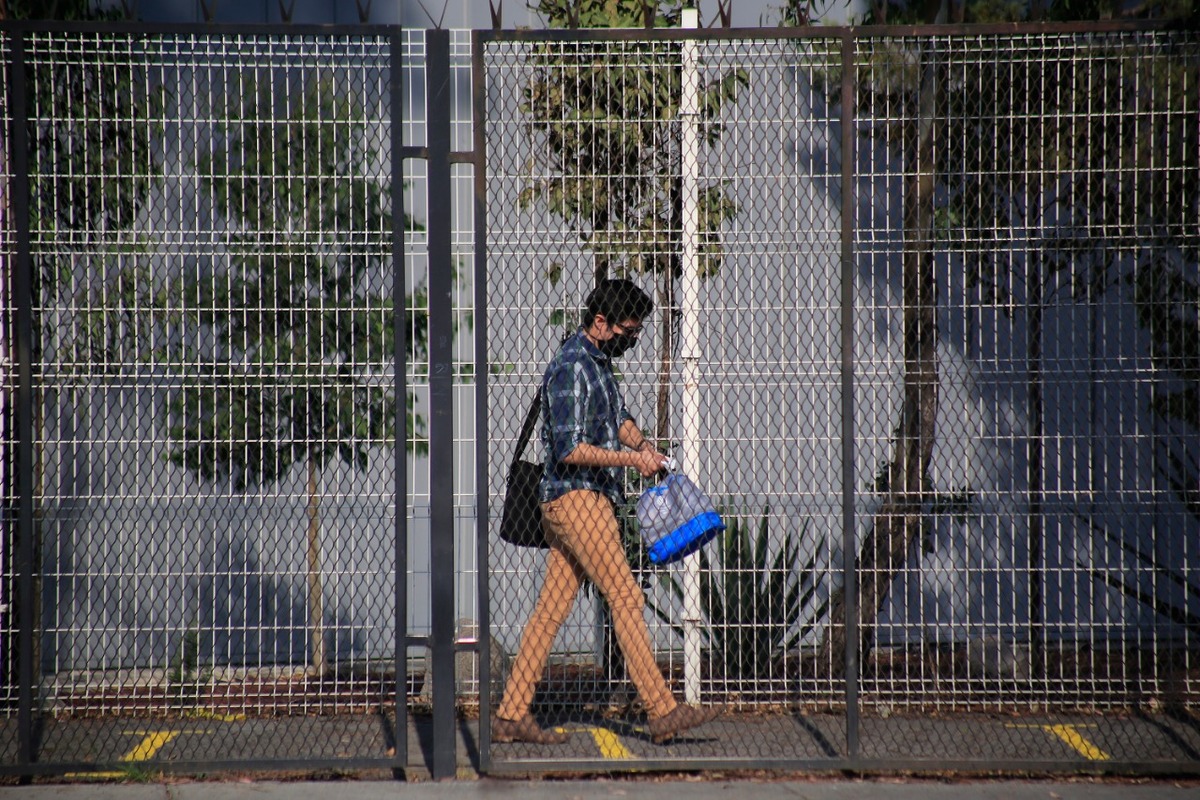Un trabajador llega su fuente de empleo en un parque industrial, en medio de la pandemia. (Andrés Lobato)