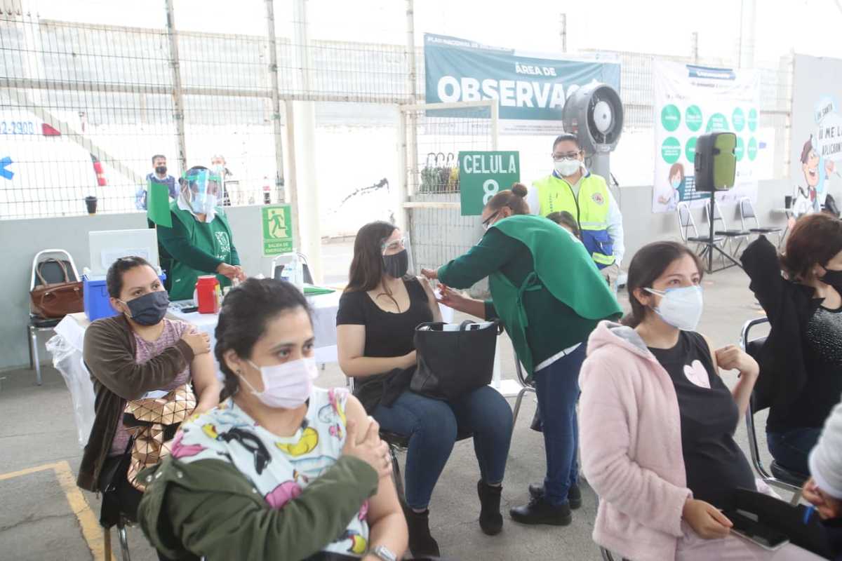 Vacunan a embarazadas contra el covid-19 en Santa Catarina. Foto: Raúl Palacios