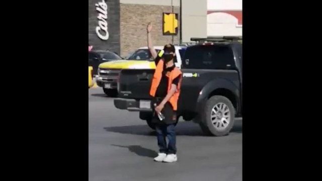 ¡Al carbón! Vendedor de alitas dirige el tráfico en Ciudad Juárez tras falla de electricidad