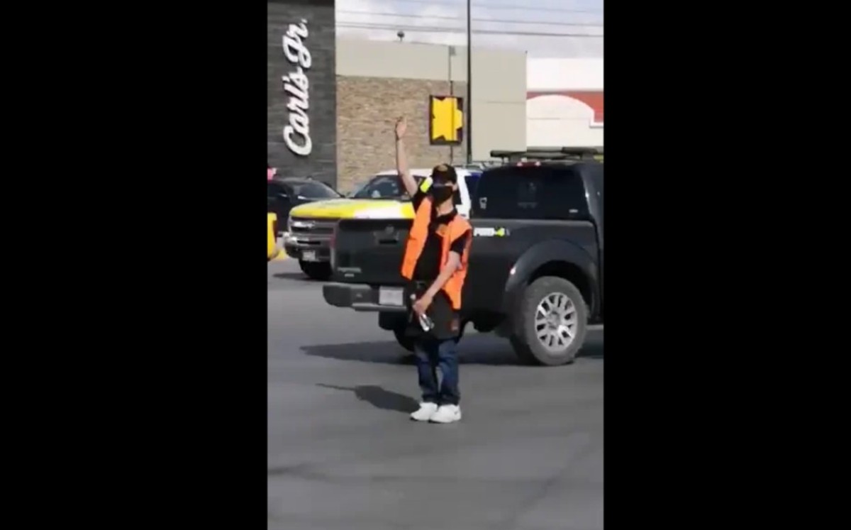 El empleado del restaurante empezó a dirigir a los conductores.