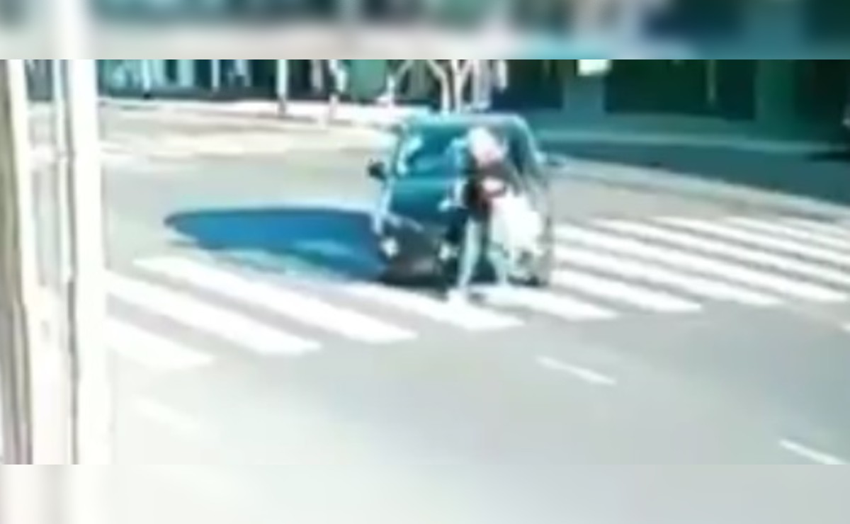 El hecho fue grabado por las cámaras de seguridad en Argentina. (Especial)