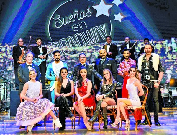 El productor (arriba al centro) y su elenco, del cual también forma parte. Especial