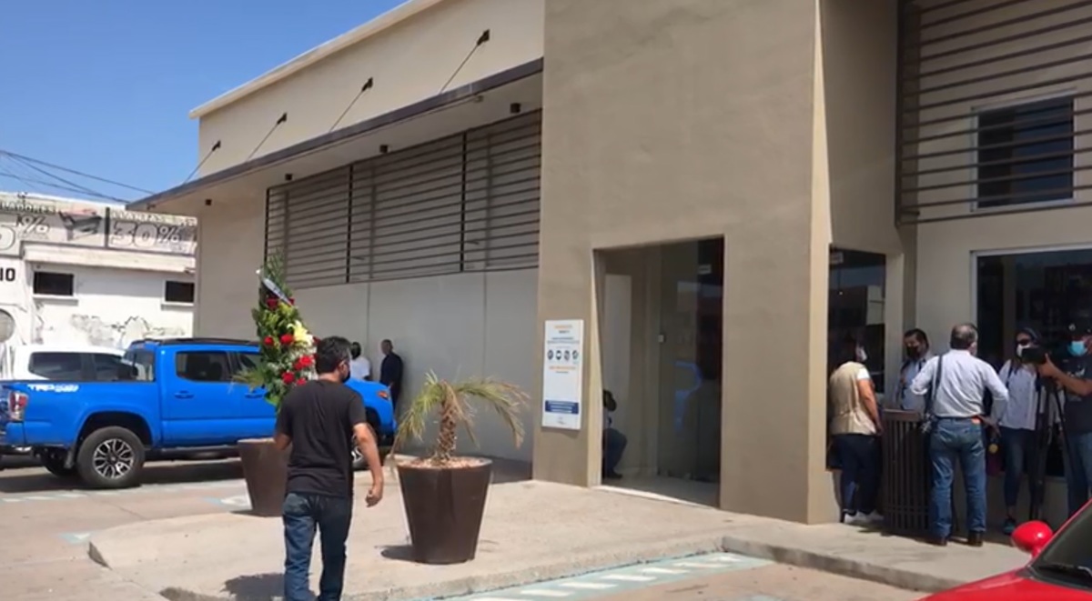 Familiares y compañeros del partido llegaron al velatorio. (Gabriela Medina)