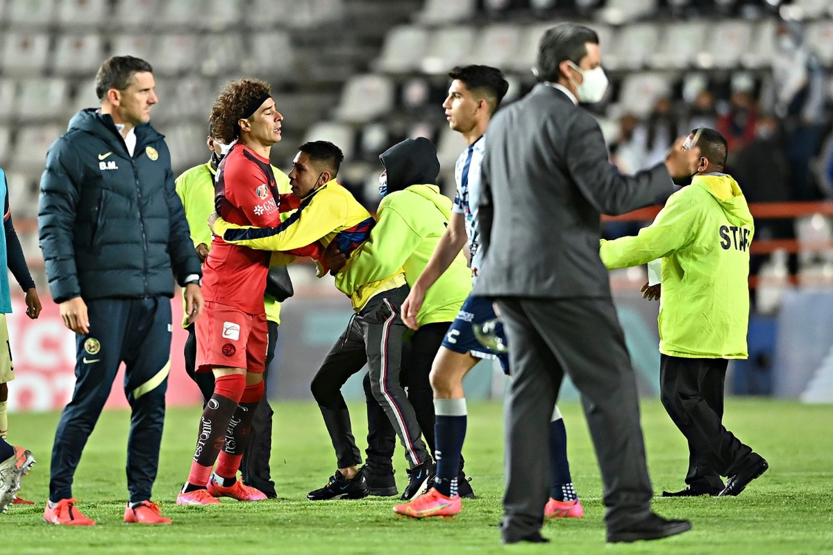 Invasión de cancha durante el Pachuca vs América (Imago 7)