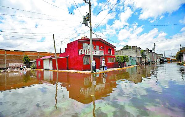 La inundación en Ixtapaluca alcanzó 40 centímetros. EFE