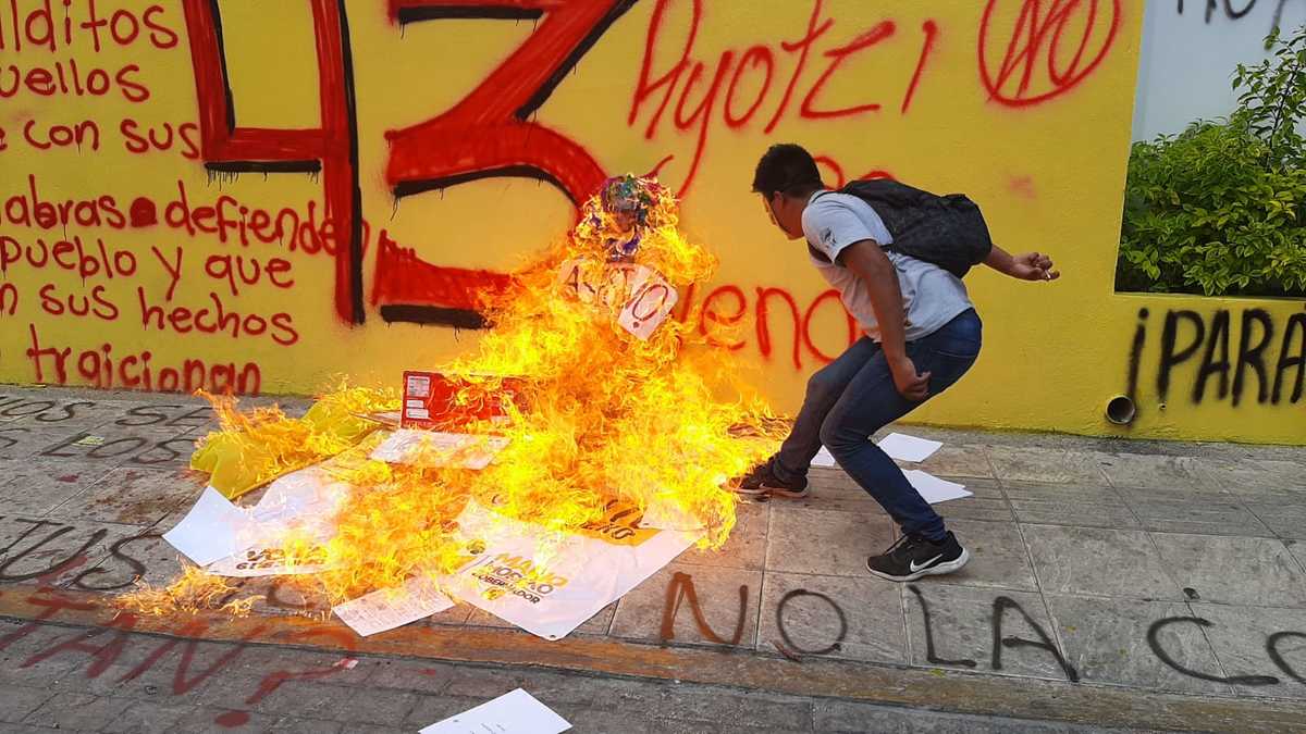 Prendieron fuego a varios documentos que se encontraban dentro del edificio. (Roeglio Agustín Esteban)