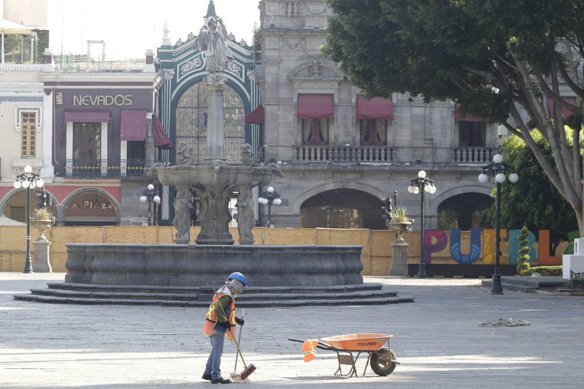 Trabajadores realizan limpieza en la obra de rehabilitación en el Zócalo. (Agencia Enfoque)