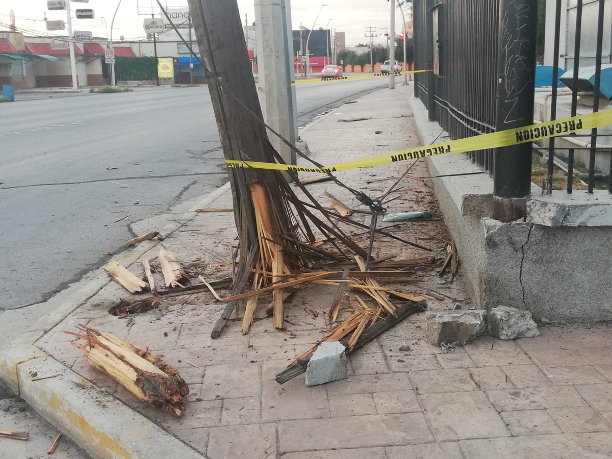 Camioneta choca contra poste y deja sin luz a colonias de Torreón ...