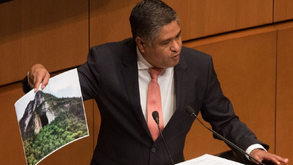 Víctor Fuentes regresa a la bancada del PAN en el Senado
