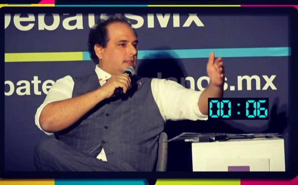 Adrián Esper Cárdenas en debate.