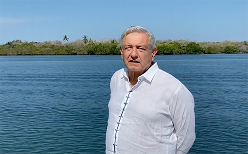 AMLO felicita a maestros en su día