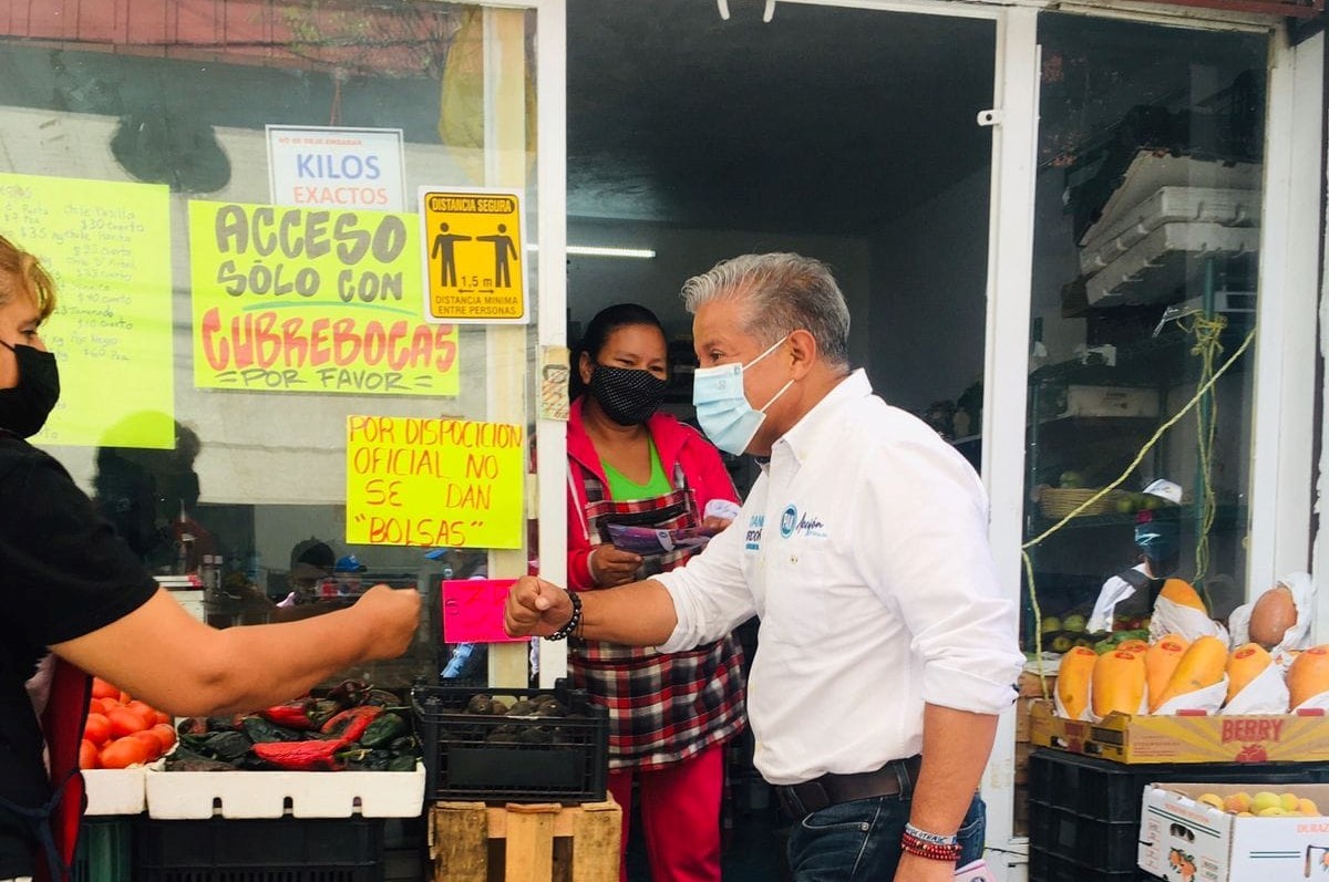 El candidato se comprometió a regular locales y puestos semifijos. | Especial