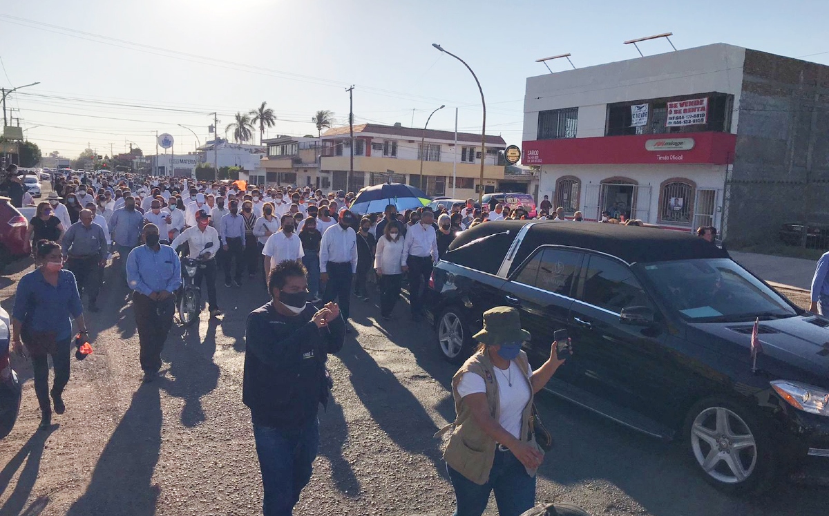 Cientos de personas salieron a despedir al candidato y a protestar por la inseguridad. (Gabriela Medina)