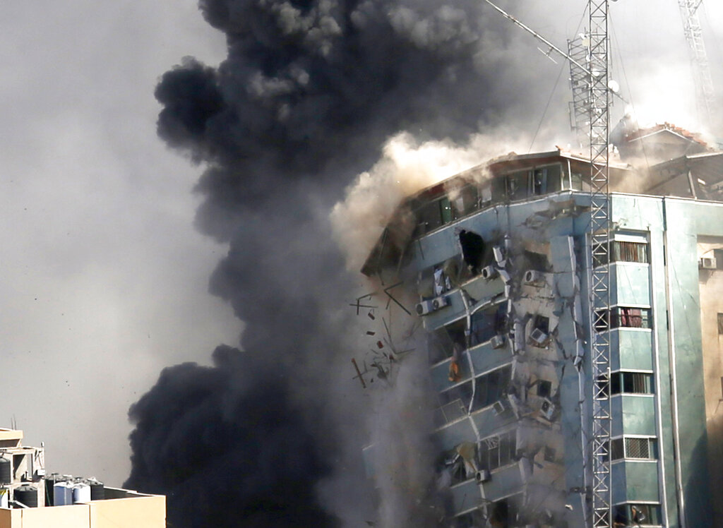El edificio donde se encontraban diversos medios de comunicación fue atacado por las fuerzas israelíes. (AP)