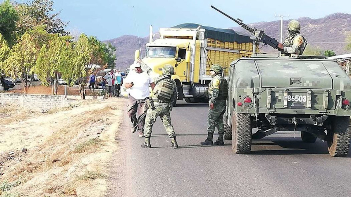 Emboscan a elementos del Ejército en Michoacán; hay dos muertos y un herido