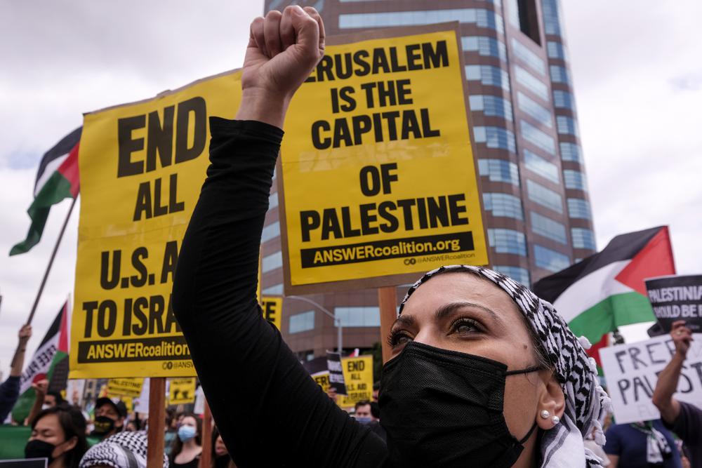 Estadunidenses protestaron en ciudades como Los Ángeles, Nueva York, Boston, Filadelfia y Atlanta. (AP)