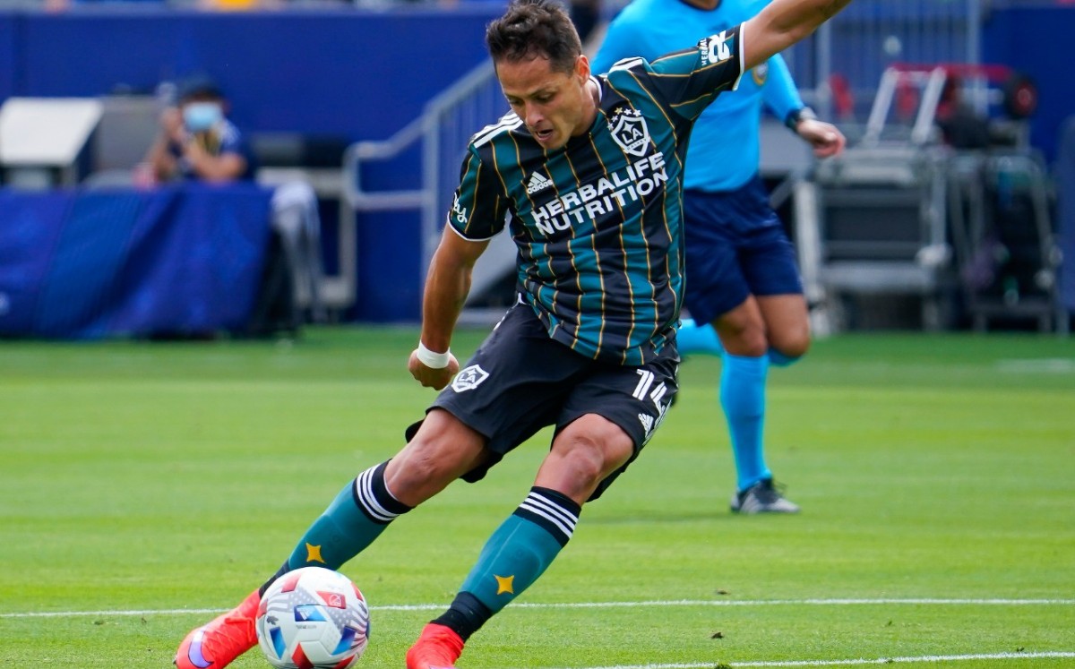 Javier Hernández marca su séptimo gol de la temporada (Reuters)