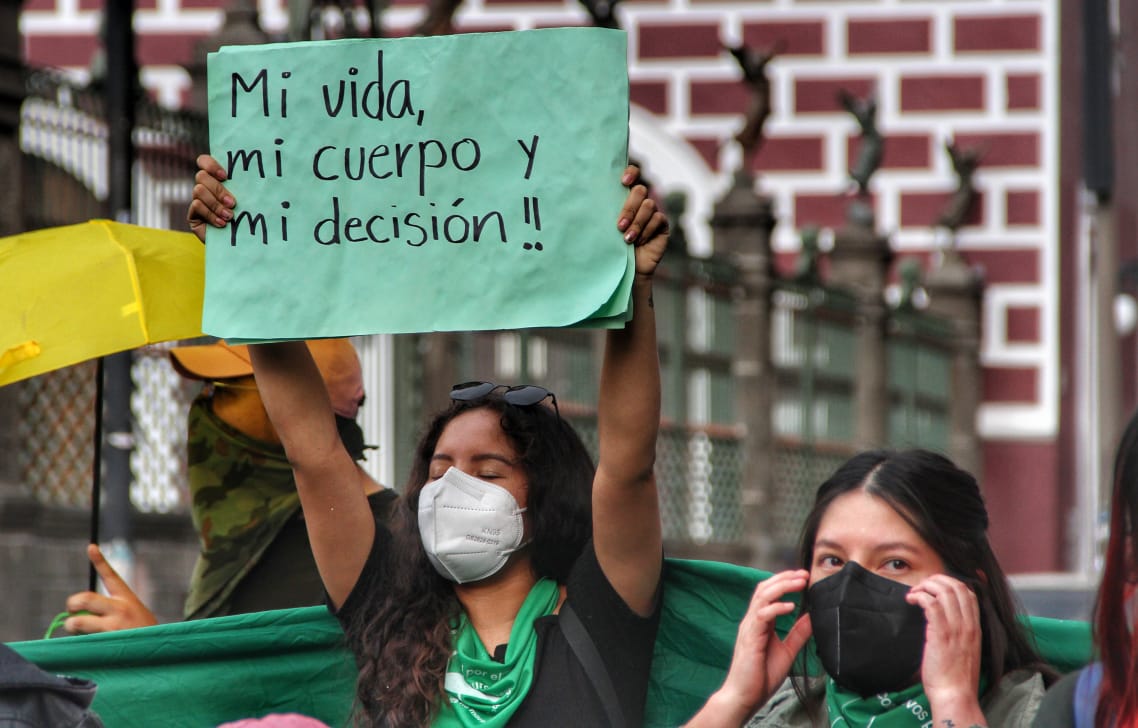 Manifestación feminista en inmediaciones del Congreso del estado para exigir la despenalización del aborto. (Melanie Torres)