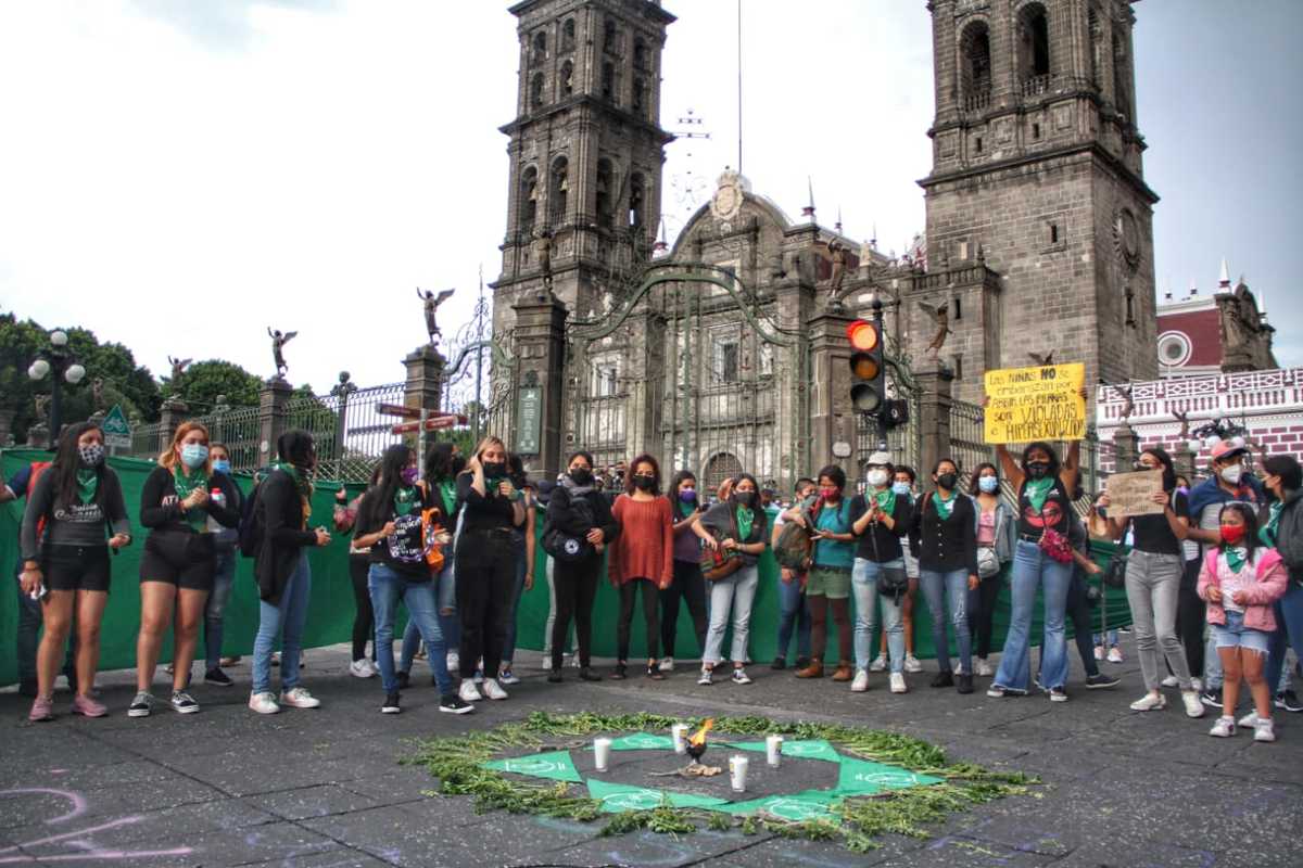 Manifestación feminista en inmediaciones del Congreso del estado para exigir la despenalización del aborto. (Melanie Torres)