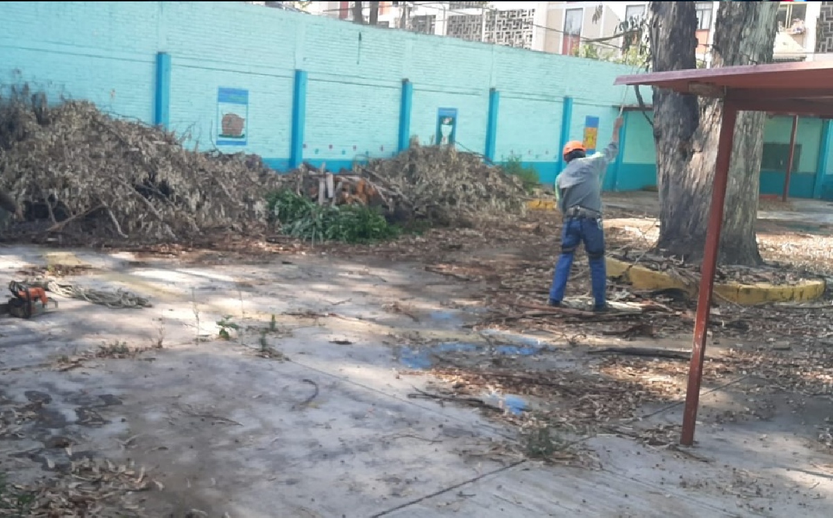 Personal de limpieza inició el mantenimiento de los planteles de educación básica. (Especial)