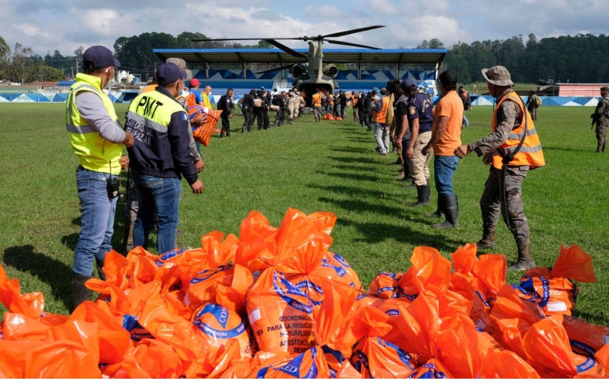 Voluntarios descargan ayuda humanitaria de un avión en Guatemala tras depresión tropical 'Eta'. 8 de noviembre de 2020. (Josue Decavele/Getty Images)