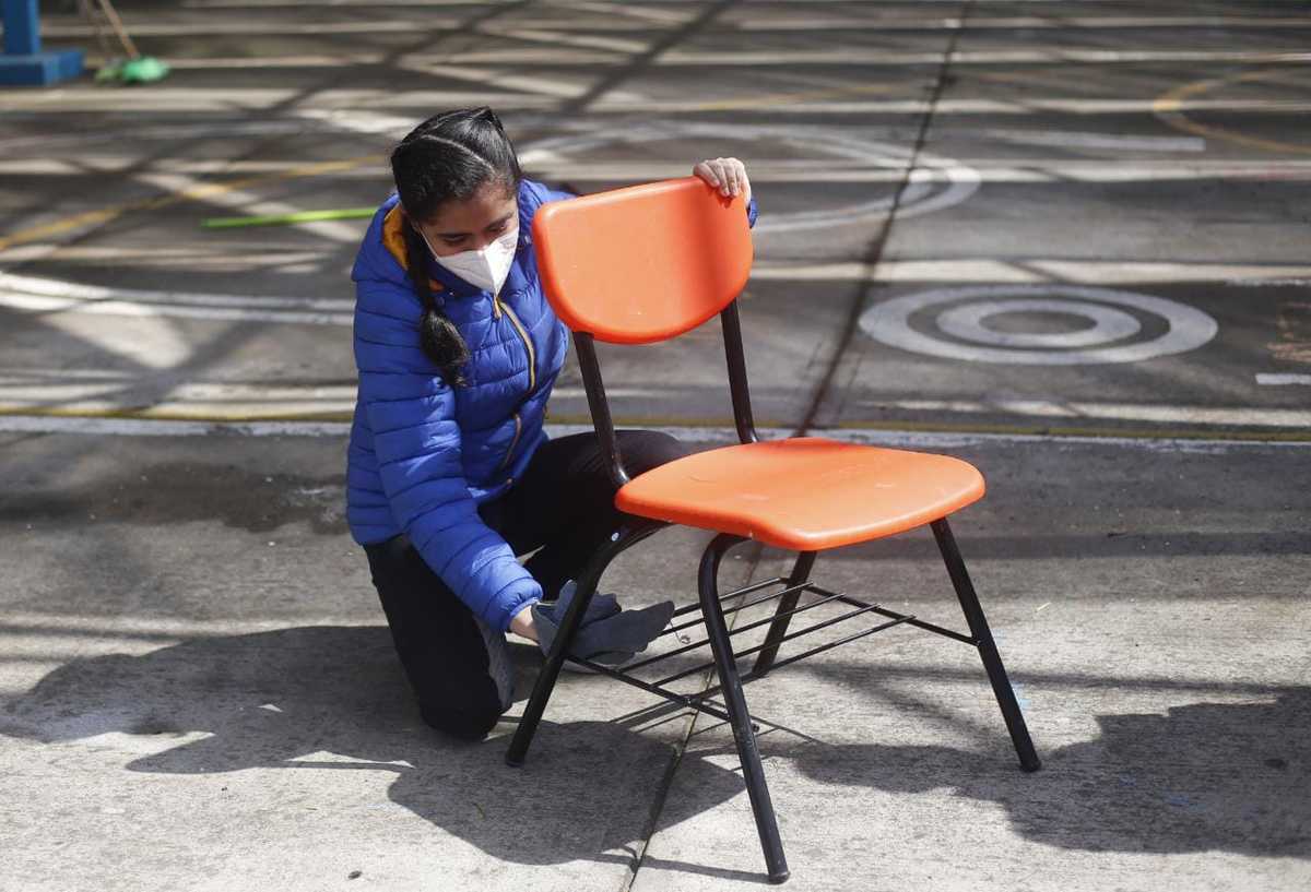 Los padres de familia participan en las labores de limpieza para que sus hijos tomen clases presenciales. |Araceli López
