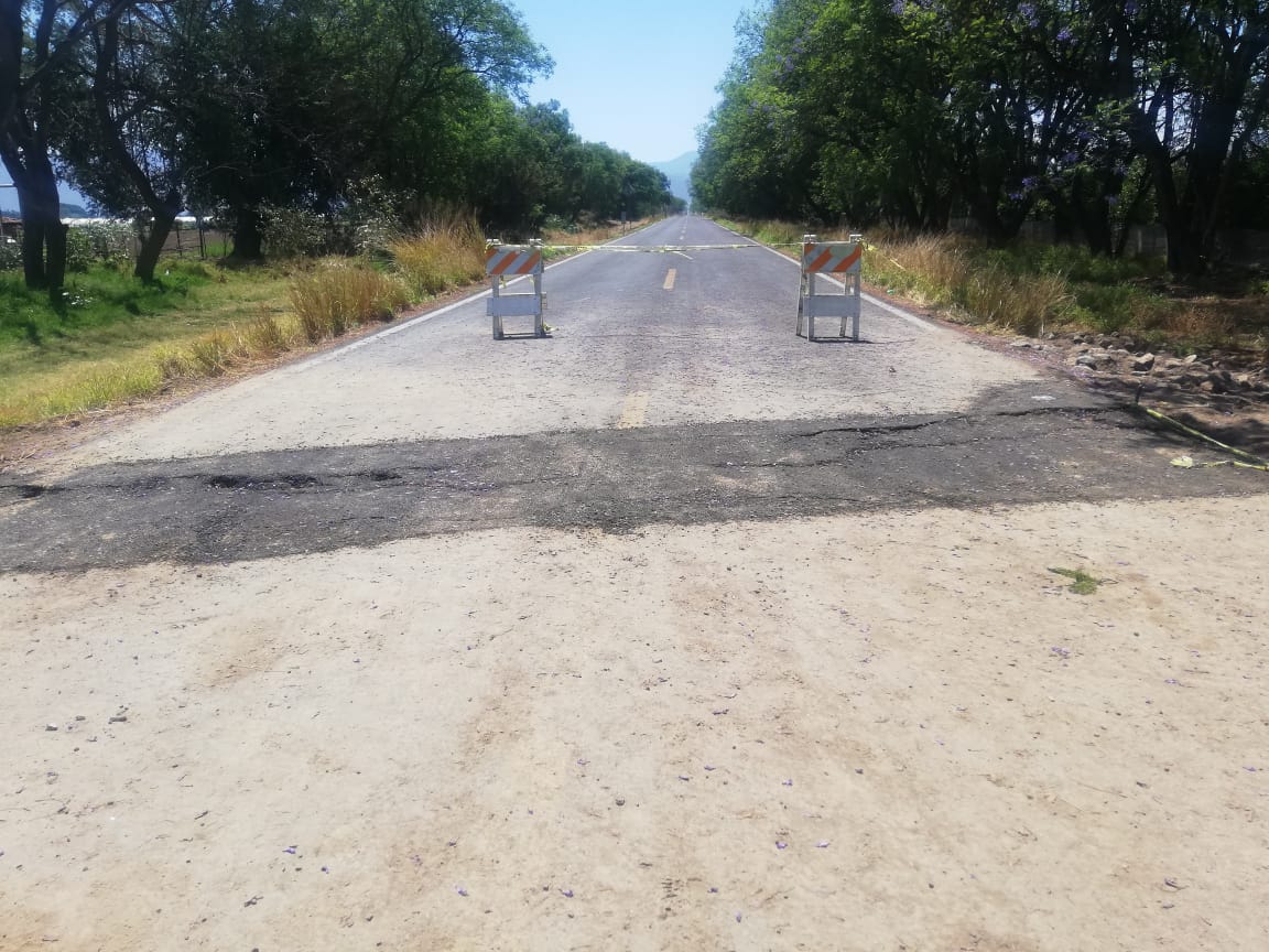 Tras grietas sobre carretera estatal 401, continúan sin reabrir el paso