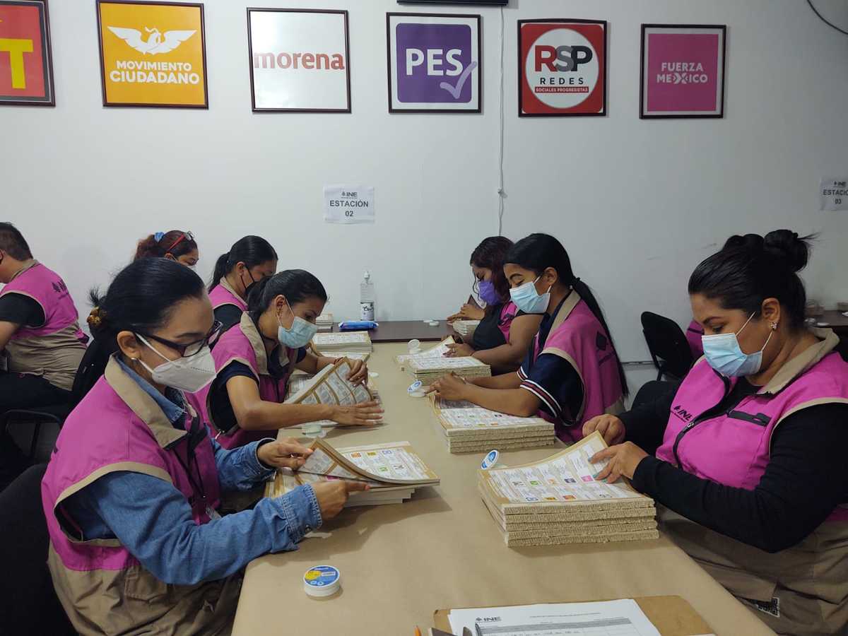 INE inicia conteo y sellado de boletas electorales en el distrito 07. (Antonio Campos)