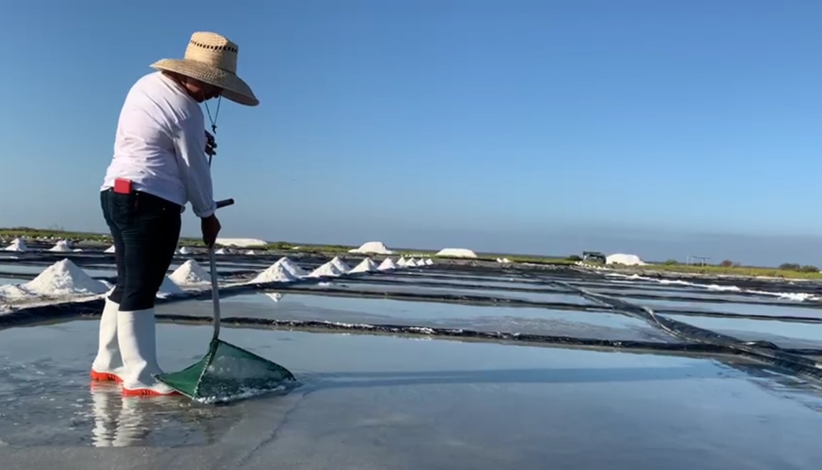 La sal en Cuyutlán se produce de manera artesanal. (Especial)