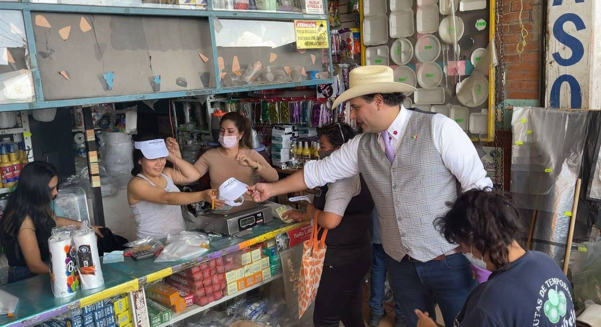 Adrián Esper Cárdenas se acercó a comerciantes y líderes de la Central de Abastos