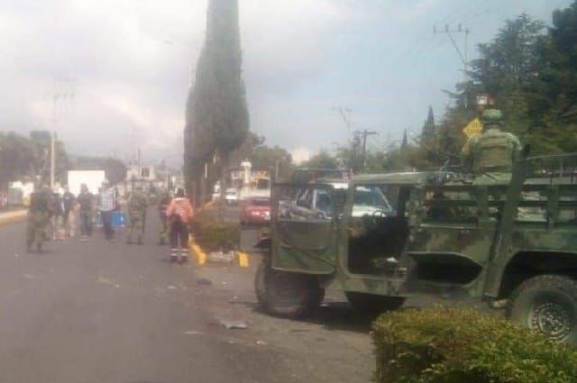 Choca vehículo militar contra combi en municipio de Esperanza. (Especial)