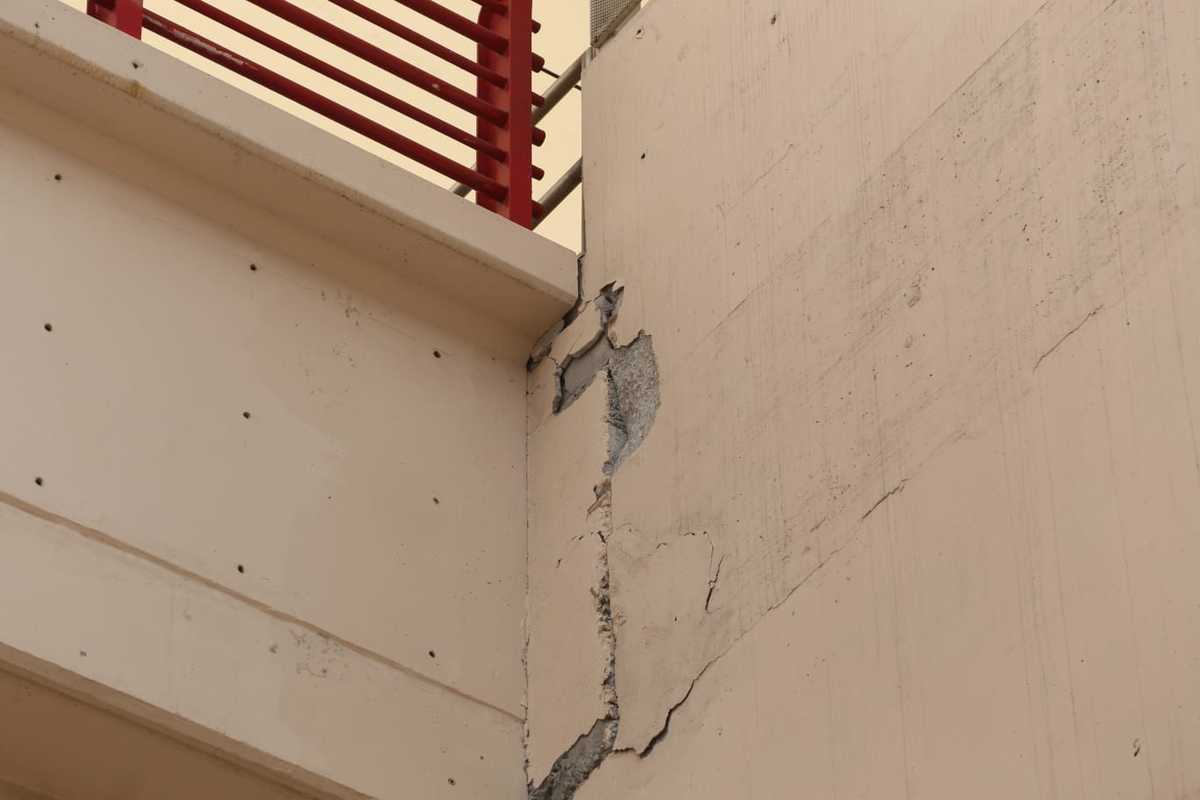 Se desprende concreto de estación de la Línea 3 del Metro en Monterrey. Foto: Roberto Alanís