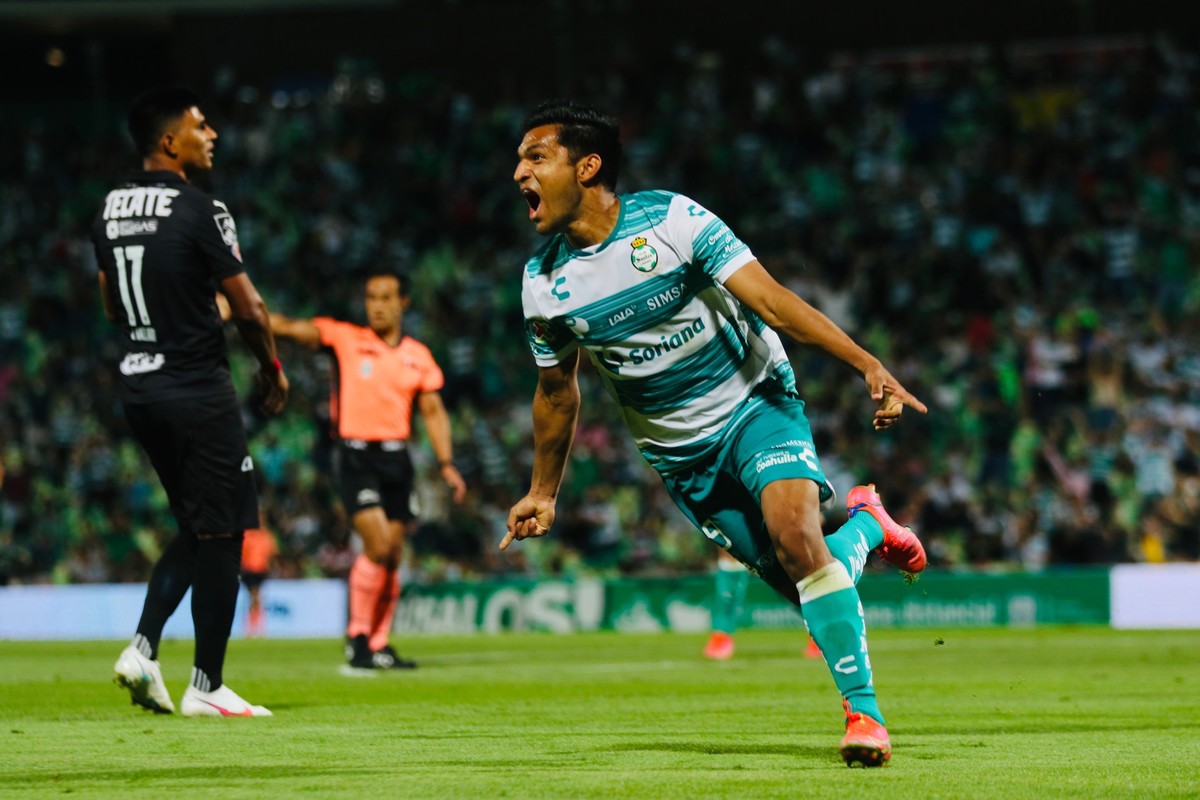 Eduardo Aguirre, delantero del Santos Laguna.