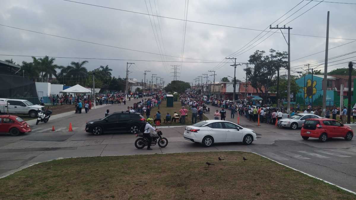 Fila de vacunación anti covid (segunda dosis) en puertas coloradas. (Jesús Alberto García)