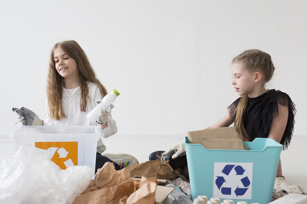 Es necesario enseñar a los niños a cuidar su planeta, para que implementen más hábitos sustentables. (freepik.es)