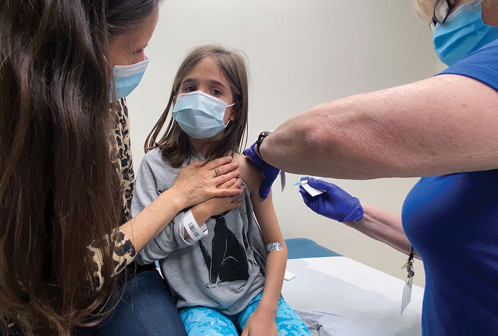 Una niña estadounidense recibe la segunda dosis de la vacuna contra el covid-19 durante un ensayo clínico de Pfizer.