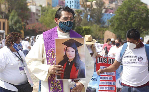 Sacerdote acompaña en búsqueda de desaparecidos