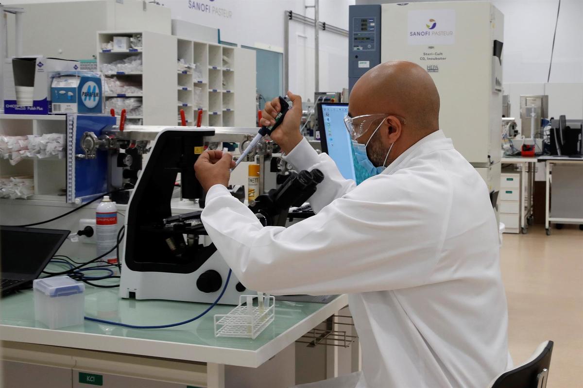 Sanofi anuncia un resultado bueno de su segundo ensayo de vacunas anticovid. (EFE)