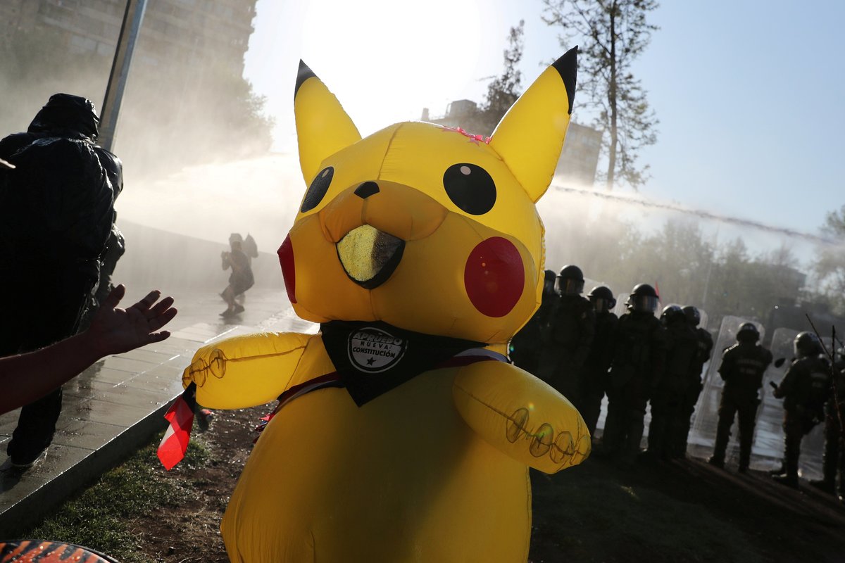 La Tía Pikachú fue un personaje de las protestas en Chile. | Reuters
