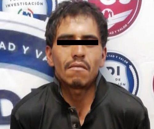 En el video se observa como la pequeña llora mientras su padre continúa pegándole.