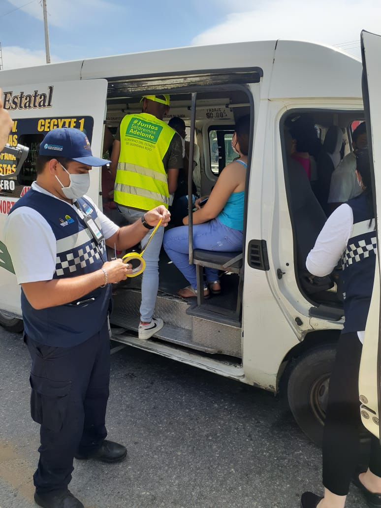Los voluntarios de chaleco amarillo recuerdan mantener los hábitos que hay para cuidarse, pues aún no se ha salido de la pandemia.| Especial