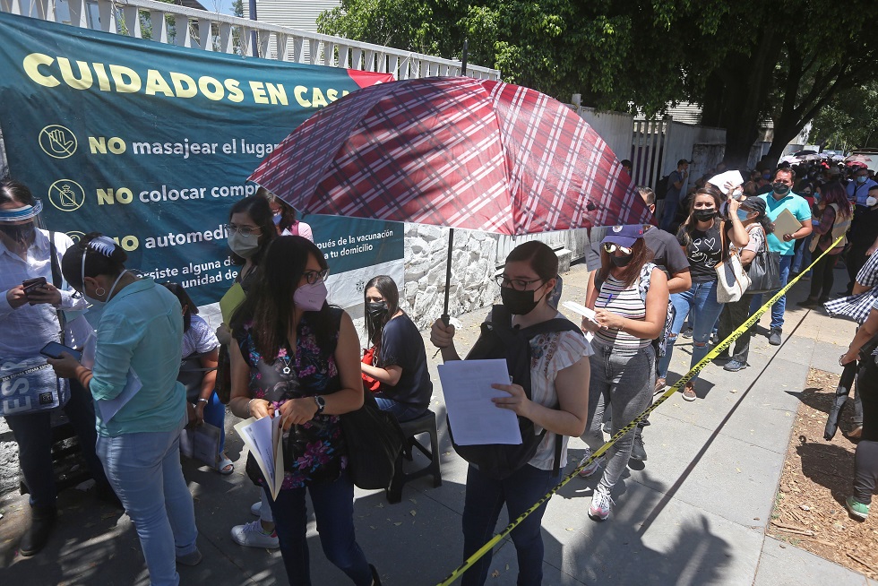 Avanza vacunación contra covid-19 de personal de salud en CUCEI (Fernando Carranza)