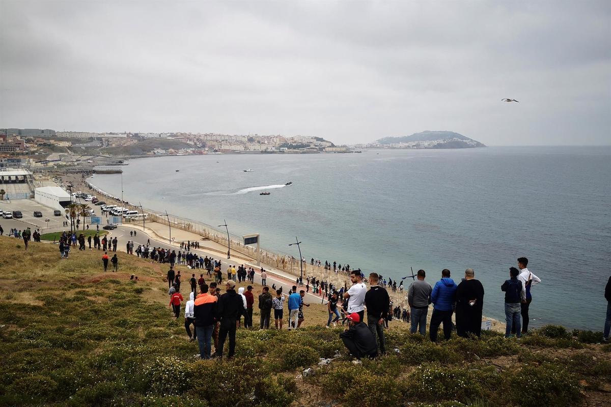 Cientos de migrantes se dirigen a Ceuta desde Marruecos | EFE