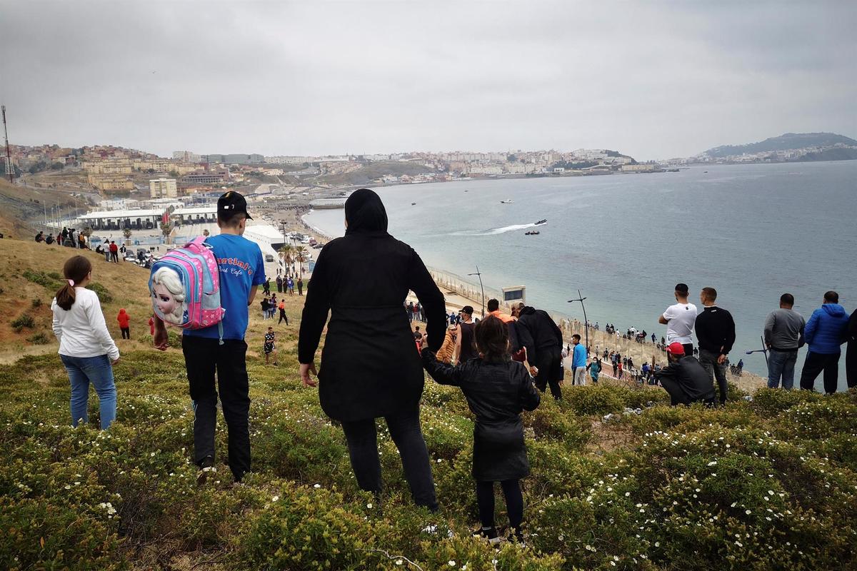 Cientos de migrantes se dirigen a Ceuta desde Marruecos | EFE